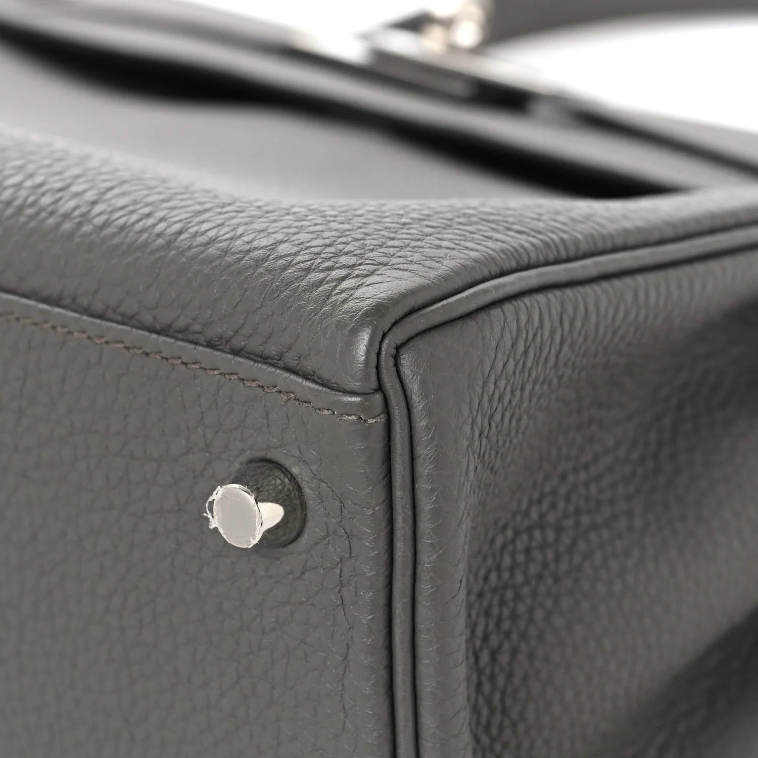 Togo Kelly Retourne 28 Etain