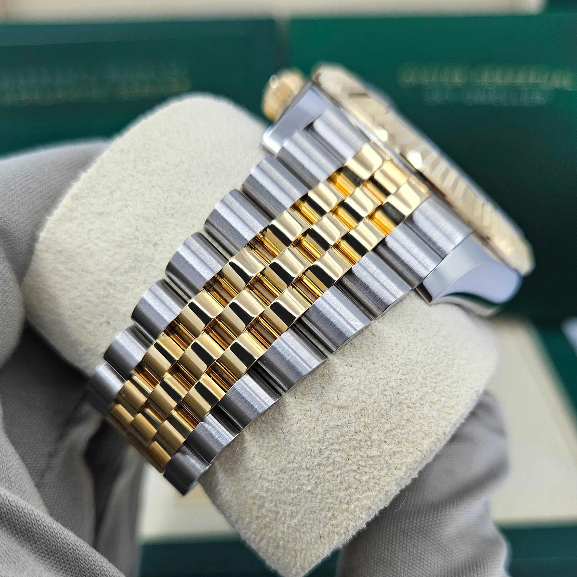 Sky-Dweller, 42Mm, Oystersteel and 18K Yellow Gold, Black, Jubilee, Ref# 336933-0004