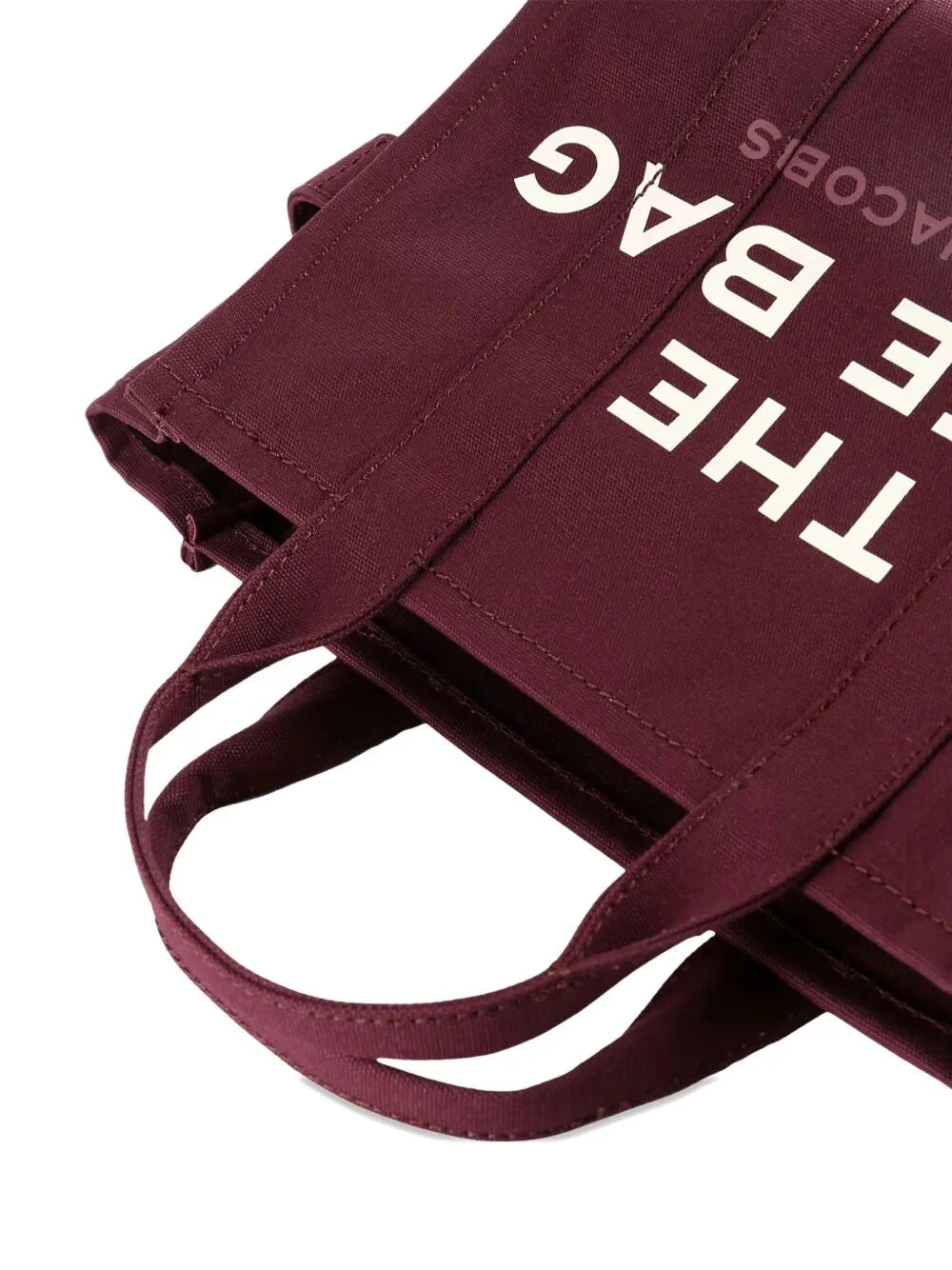 LA TRADUZIONE DI "THE CANVAS MEDIUM TOTE BAG" in ITALIANO È "LA BORSA a TRACOLLA in TELA DI MEDIA GRANDEZZA".