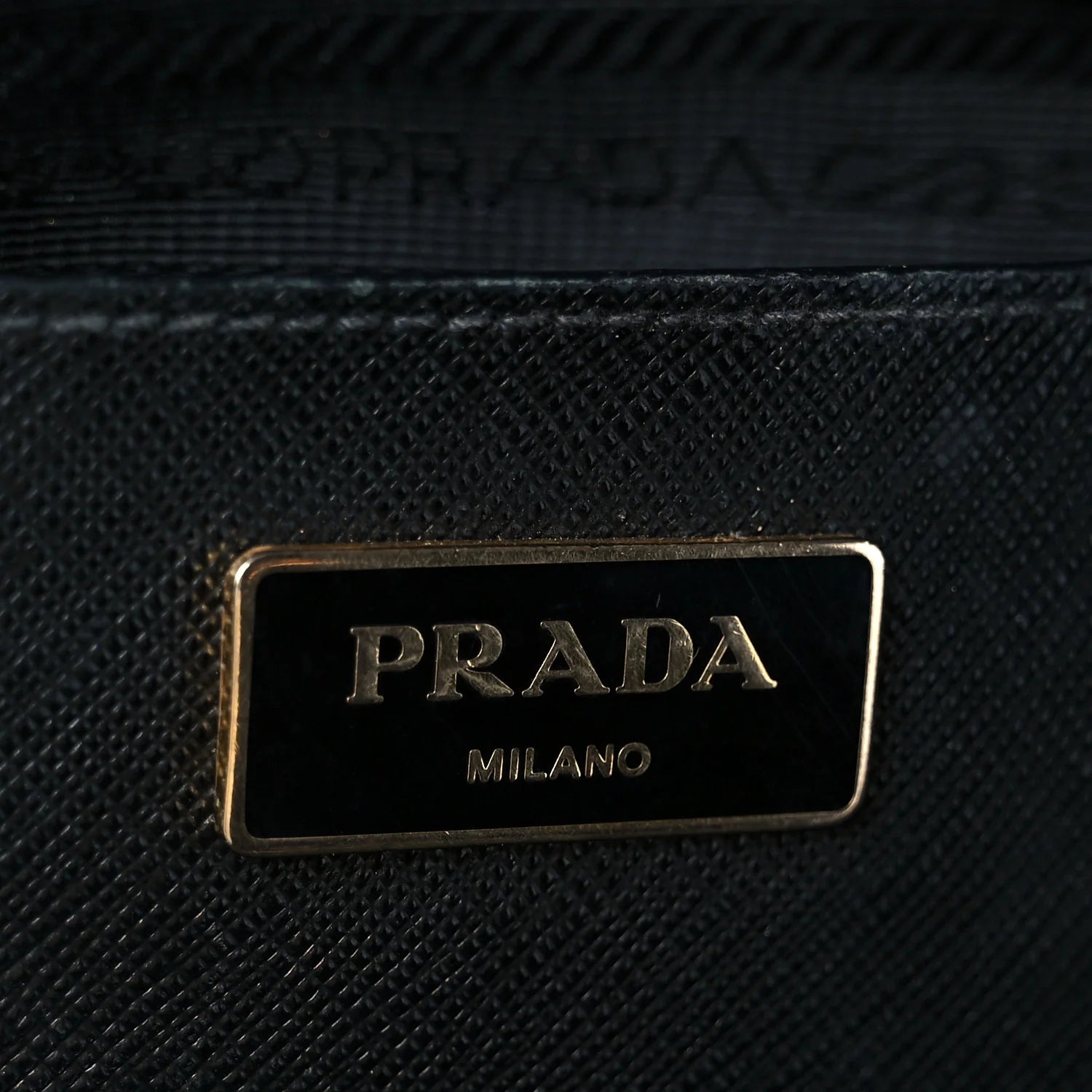 Saffiano Medium Galleria Double Zip Tote Black