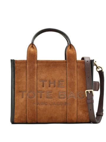 LA TRADUZIONE DI "THE SUEDE SMALL TOTE BAG" DALL'ITALIANO ALL'INGLESE È "THE SUEDE SMALL TOTE BAG".