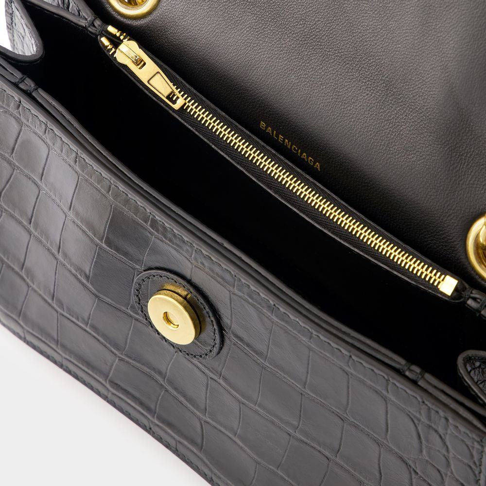 CRUSH CHAIN SMALL BAG in CROCODILE-EMBOSSED LEATHER. DIMENSIONS: L24.9 X H14 X W7.9 CM. 49.8 CM LONG CHAIN SHOULDER STRAP. CURVILINEAR BOTTOM. AGED GOLD FINISH. STUDDED MAGNET