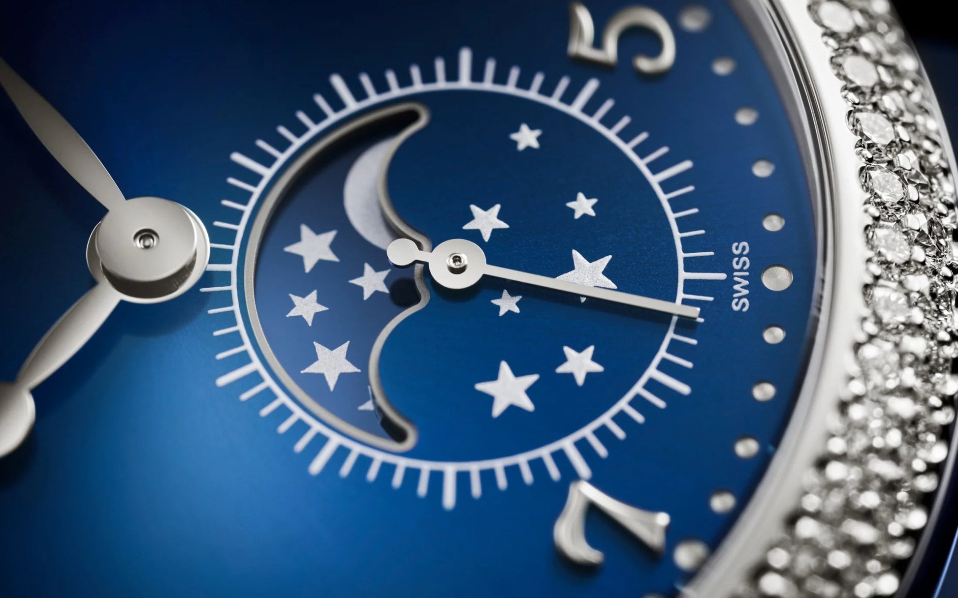 Complication Moon Phases, 18K White Gold with 132 (~1.09 Cts.) Brilliant-Cut Diamonds, 33Mm, Ref# 7121/200G-001