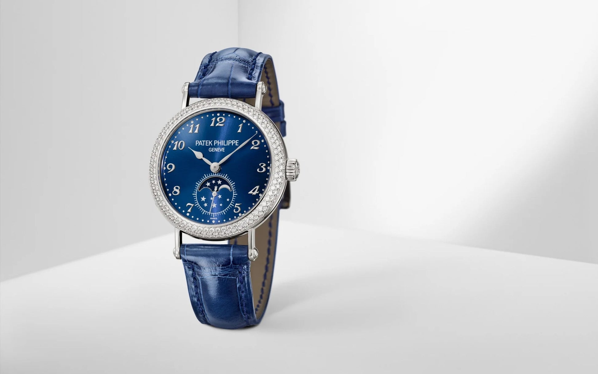 Complication Moon Phases, 18K White Gold with 132 (~1.09 Cts.) Brilliant-Cut Diamonds, 33Mm, Ref# 7121/200G-001