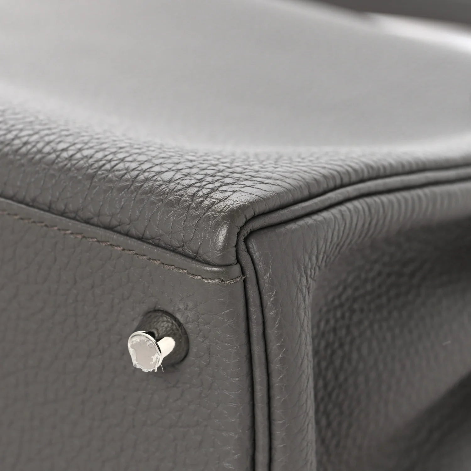 Togo Kelly Retourne 28 Etain