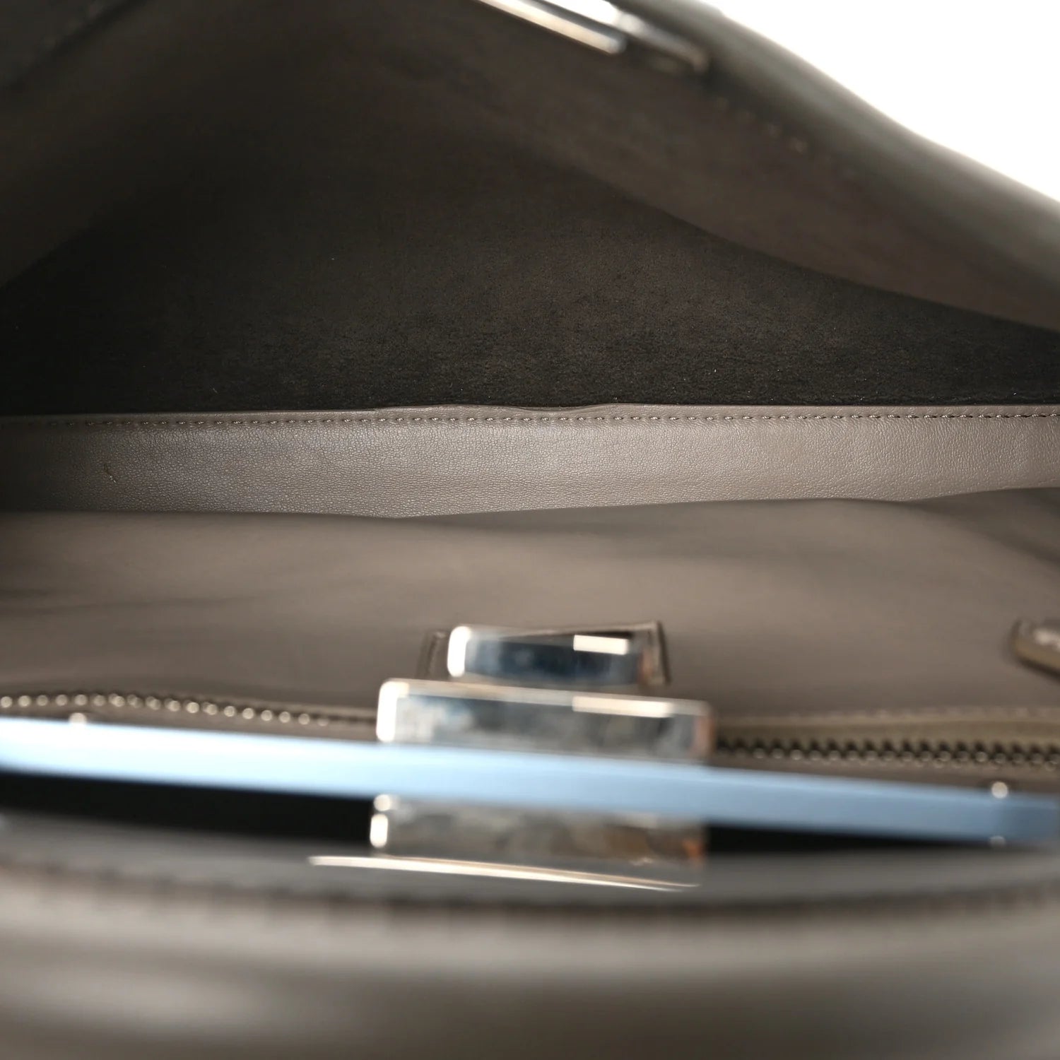 Vitello Seta Shiny Nappa Medium Peekaboo Iconic Satchel Carbone Grigio Polvere