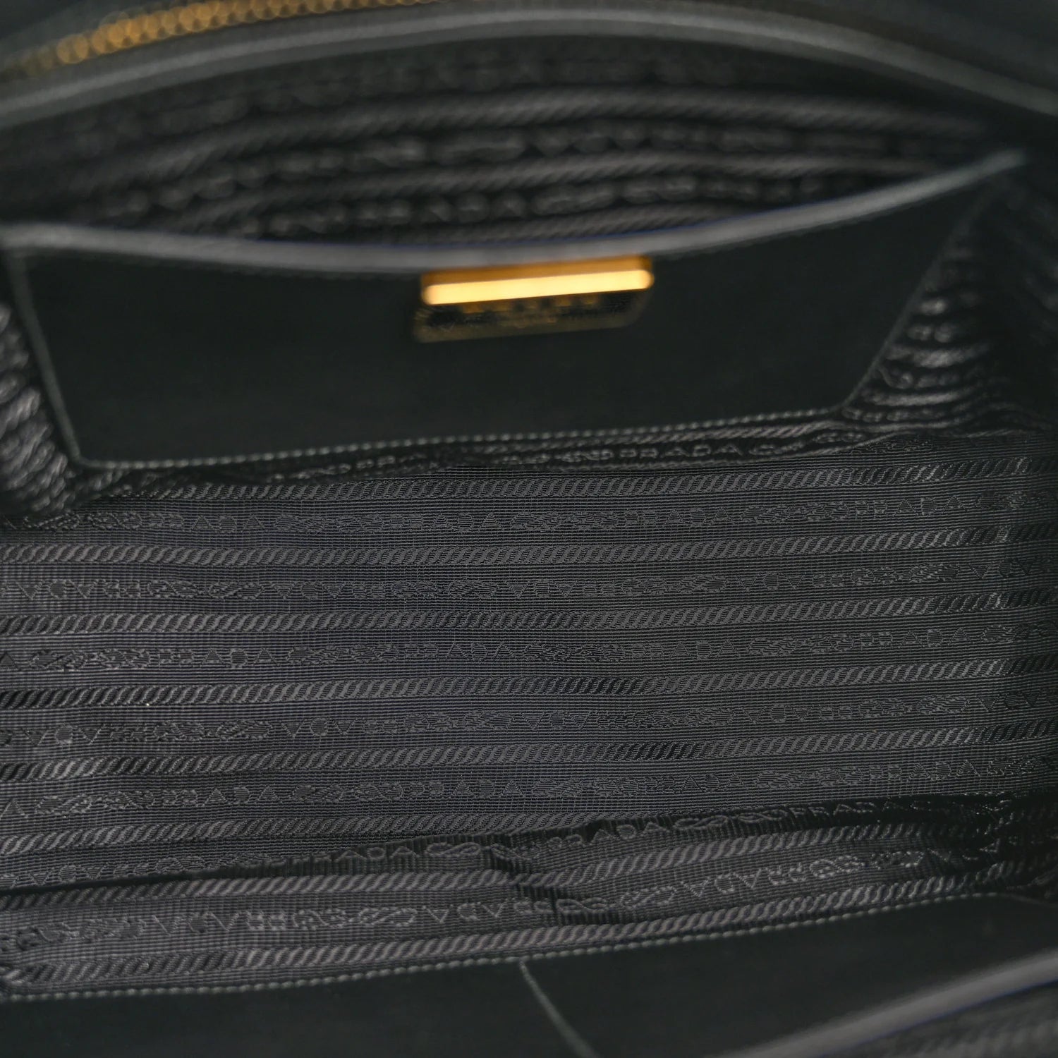Saffiano Lux Medium Galleria Double Zip Tote Black