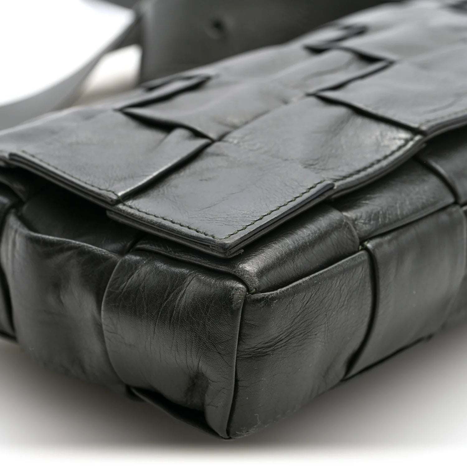 Paper Calfskin Intrecciato Stretch Cassette Camping