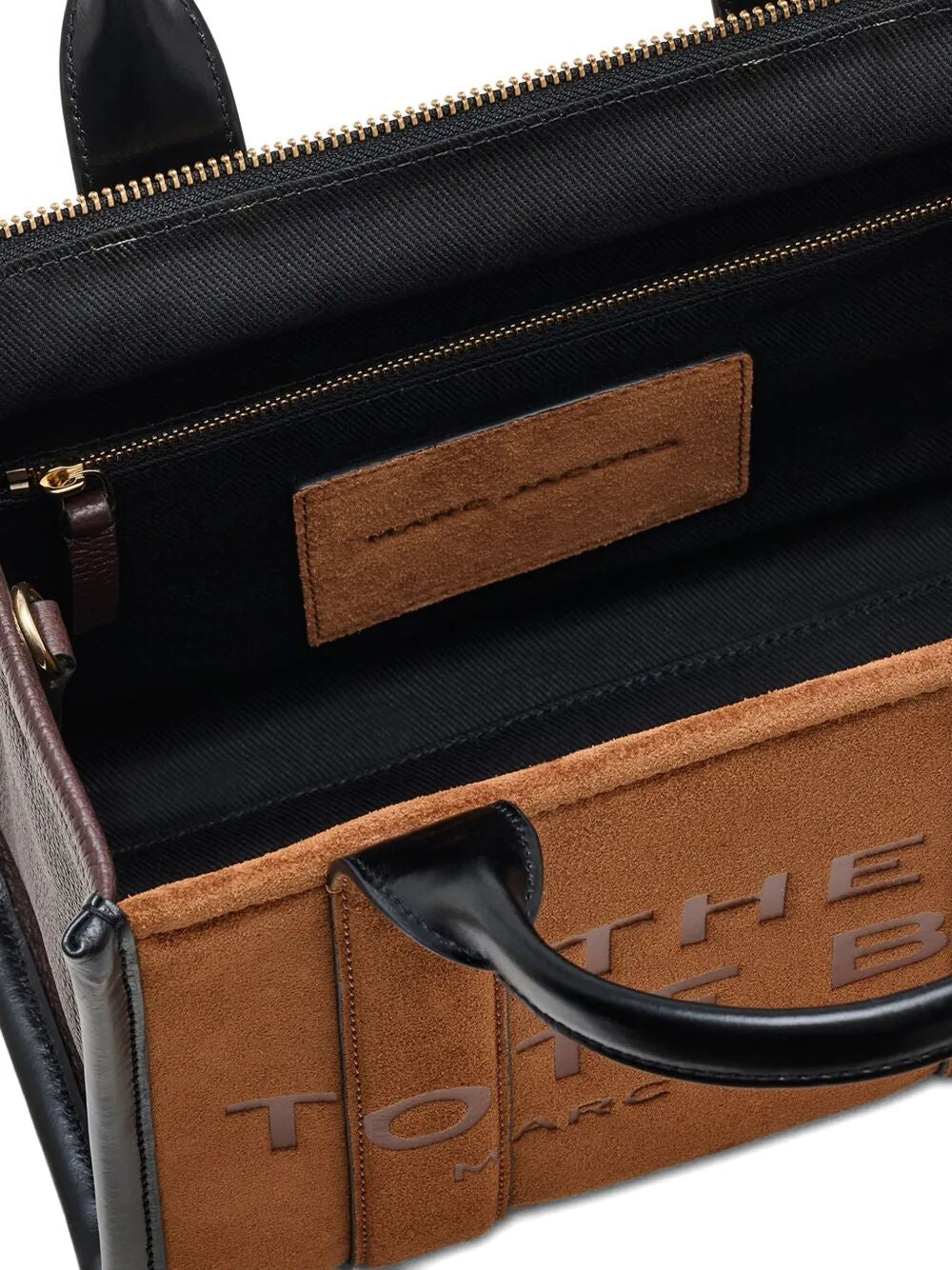 LA TRADUZIONE DI "THE SUEDE SMALL TOTE BAG" DALL'ITALIANO ALL'INGLESE È "THE SUEDE SMALL TOTE BAG".